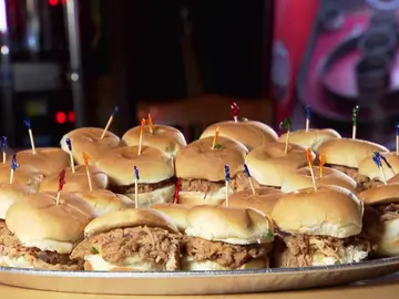 El reto de comerse 25 sliders de cerdo en 45 minutos El reto de comerse 25 sliders de cerdo en 45 minutos