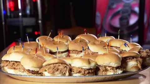 El reto de comerse 25 sliders de cerdo en 45 minutos El reto de comerse 25 sliders de cerdo en 45 minutos