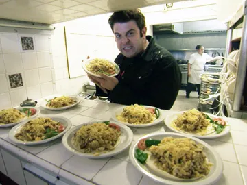 Adam se enfrenta al desafío de los 8 tacos de ternera Adam se enfrenta al desafío de los 8 tacos de ternera