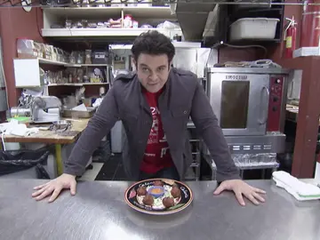 Adam intenta comerse el infierno en forma de 5 buñelos de habaneros Adam intenta comerse el infierno en forma de 5 buñelos de habaneros