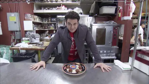 Adam intenta comerse el infierno en forma de 5 buñelos de habaneros Adam intenta comerse el infierno en forma de 5 buñelos de habaneros