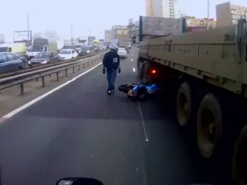 Los moteros 'más pirados' y con más suerte de las carreteras Los moteros 'más pirados' y con más suerte de las carreteras