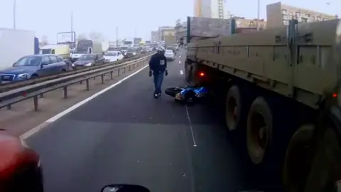 Los moteros 'más pirados' y con más suerte de las carreteras Los moteros 'más pirados' y con más suerte de las carreteras