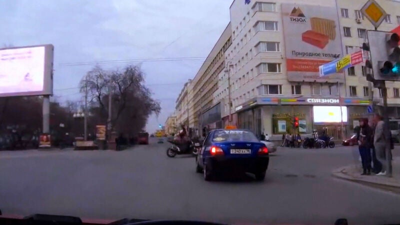 Accidentes espectaculares de moteros intrépidos y con mucha suerte