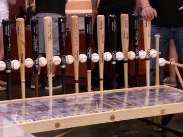 Un banco y una mesa de los Dodgers personalizados y autografiados Un banco y una mesa de los Dodgers personalizados y autografiados