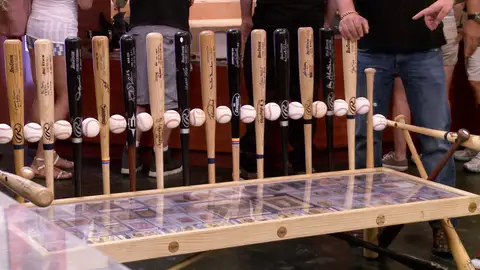 Un banco y una mesa de los Dodgers personalizados y autografiados Un banco y una mesa de los Dodgers personalizados y autografiados