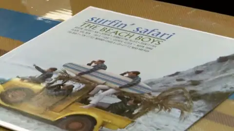 <p>¿Cuánto costaría la tabla de surf de los Beach Boys?</p> <p>¿Cuánto costaría la tabla de surf de los Beach Boys?</p>