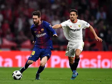 Messi conduce el balón ante la defensa de Jesús Navas Messi conduce el balón ante la defensa de Jesús Navas