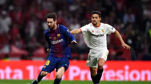 Messi conduce el balón ante la defensa de Jesús Navas Messi conduce el balón ante la defensa de Jesús Navas