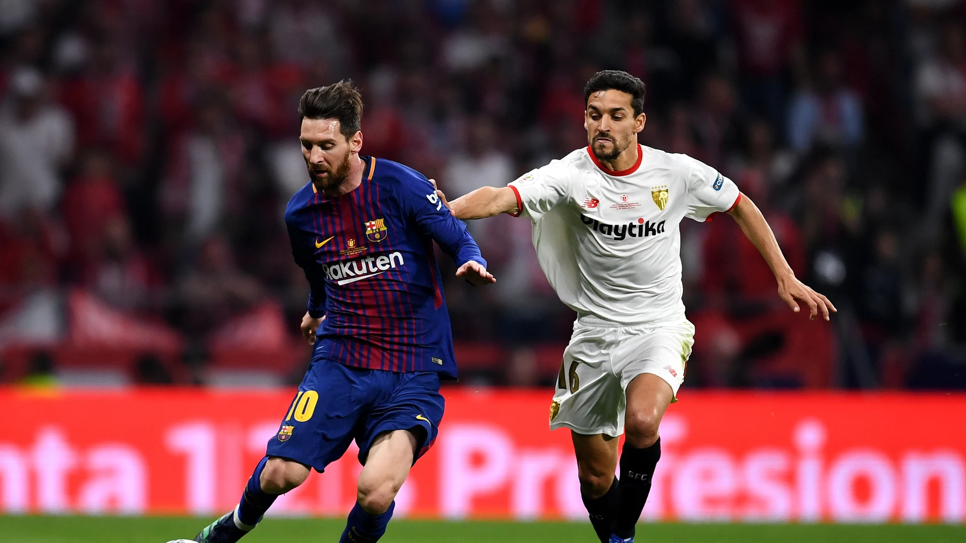 Messi conduce el balón ante la defensa de Jesús Navas