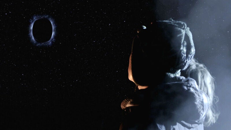 ¿Qué ocurriría con la tierra si se acercara a un agujero negro?