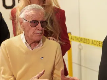 Stan Lee valora la autenticidad de una tira cómica suya en 'La casa de los empeños' Stan Lee valora la autenticidad de una tira cómica suya en 'La casa de los empeños'