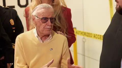 Stan Lee valora la autenticidad de una tira cómica suya en 'La casa de los empeños' Stan Lee valora la autenticidad de una tira cómica suya en 'La casa de los empeños'