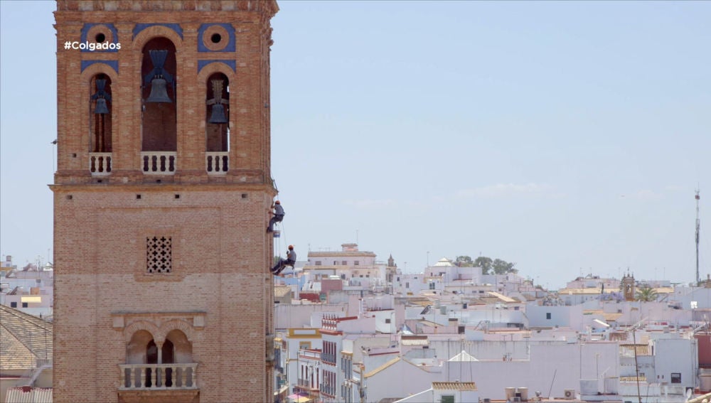 Colgados en la torre de Carmona