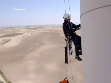 Colgados de un aerogenerador Colgados de un aerogenerador