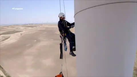 Colgados de un aerogenerador Colgados