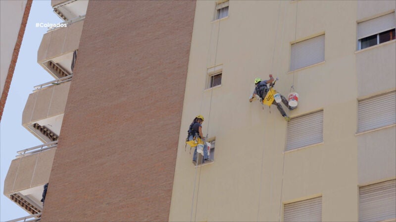 Dani se queda sin pintura colgado a mitad de fachada en Almuñecar