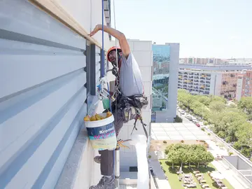 ¿Qué haces cuando te dan ganas de ir al baño estando colgado de un edificio? ¿Qué haces cuando te dan ganas de ir al baño estando colgado de un edificio?
