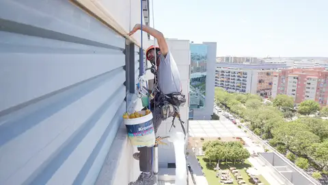 ¿Qué haces cuando te dan ganas de ir al baño estando colgado de un edificio? ¿Qué haces cuando te dan ganas de ir al baño estando colgado de un edificio?
