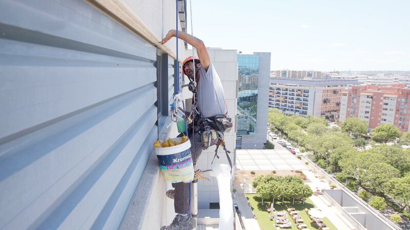 ¿Qué haces cuando te dan ganas de ir al baño estando colgado de un edificio?