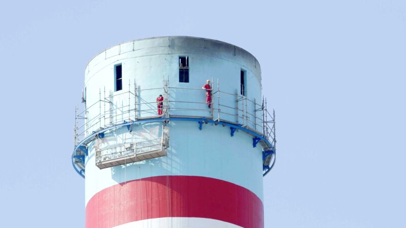 Salta la alarma colgados a 20 metros de la central térmica de Carboneras