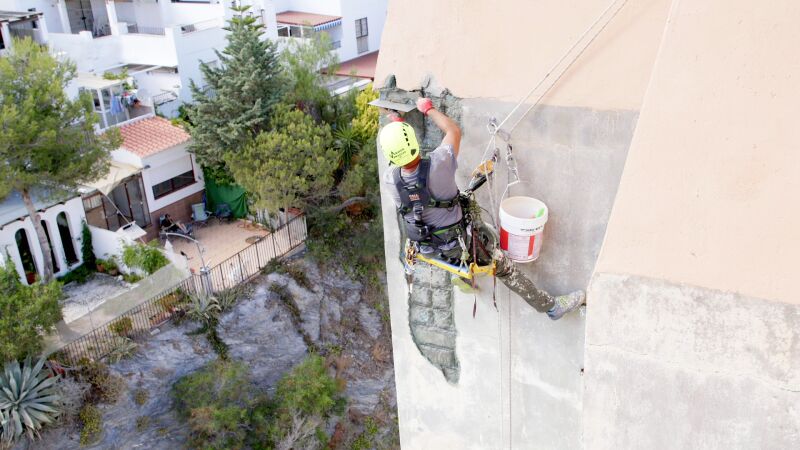 Se complica la reparación de una grieta gigante de este edificio