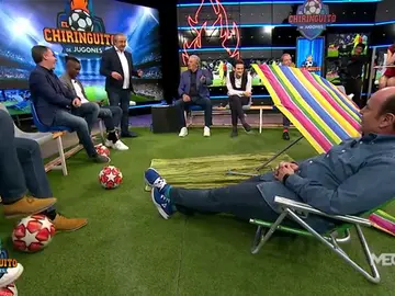 Cristóbal Soria le regala a Juanma Rodríguez el kit de vacaciones Cristóbal Soria le regala a Juanma Rodríguez el kit de vacaciones