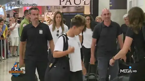 Emoción y aplausos en la llegada de la Selección Española Femenina Emoción y aplausos en la llegada de la Selección Española Femenina