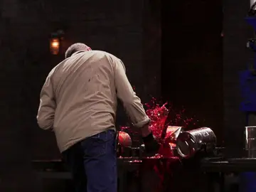 Un bote de pintura provoca la expulsión de un concursante en 'Forjado a fuego' Un bote de pintura provoca la expulsión de un concursante en 'Forjado a fuego'