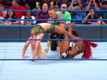 El impresionante candado de Charlotte Flair le da la victoria ante Ember Moon El impresionante candado de Charlotte Flair le da la victoria ante Ember Moon
