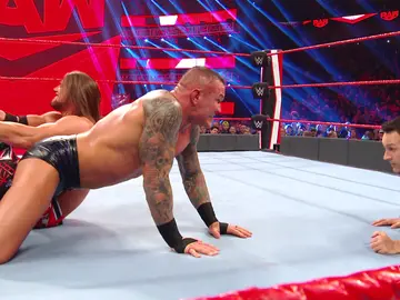 AJ Styles lleva a Randy Orton al límite con su brutal candado AJ Styles lleva a Randy Orton al límite con su brutal candado