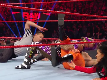 Andrade machaca a Rey Misterio gracias a las trampas de Zelina Vega Andrade machaca a Rey Misterio gracias a las trampas de Zelina Vega