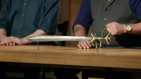 Una espada antropomorfa de la edad de hierro Forjado a fuego