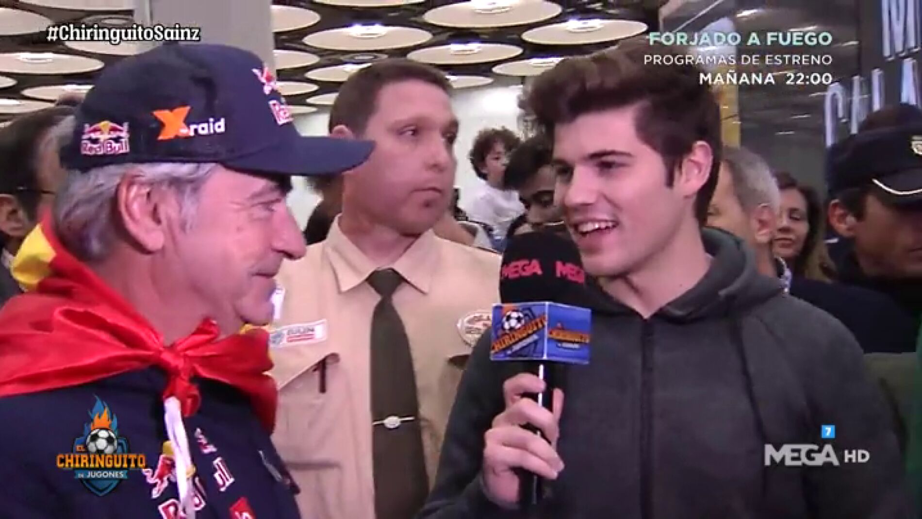 Grabamos la espectacular llegada de Carlos Sainz al aeropuerto