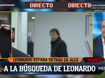Leonardo, director deportivo del PSG, pasa detrás de Álex Silvestre en pleno directo Leonardo, director deportivo del PSG, pasa detrás de Álex Silvestre en pleno directo