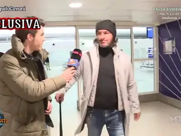 Álex Silvestre caza al agente de Cavani en el aeropuerto de París Álex Silvestre caza al agente de Cavani en el aeropuerto de París