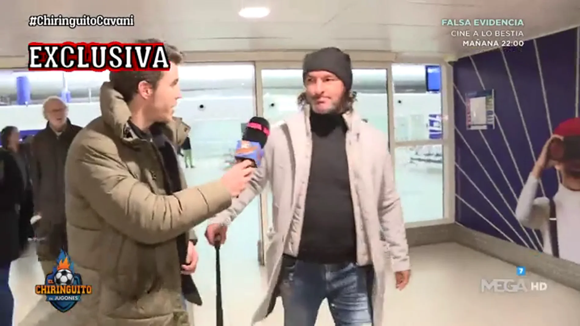 Álex Silvestre caza al agente de Cavani en el aeropuerto de París