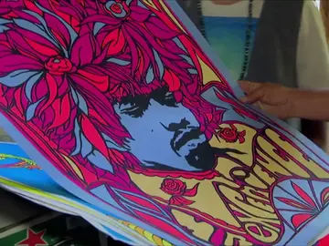 Unos carteles psicodélicos aparecen en una antigua cabaña Unos carteles psicodélicos aparecen en una antigua cabaña