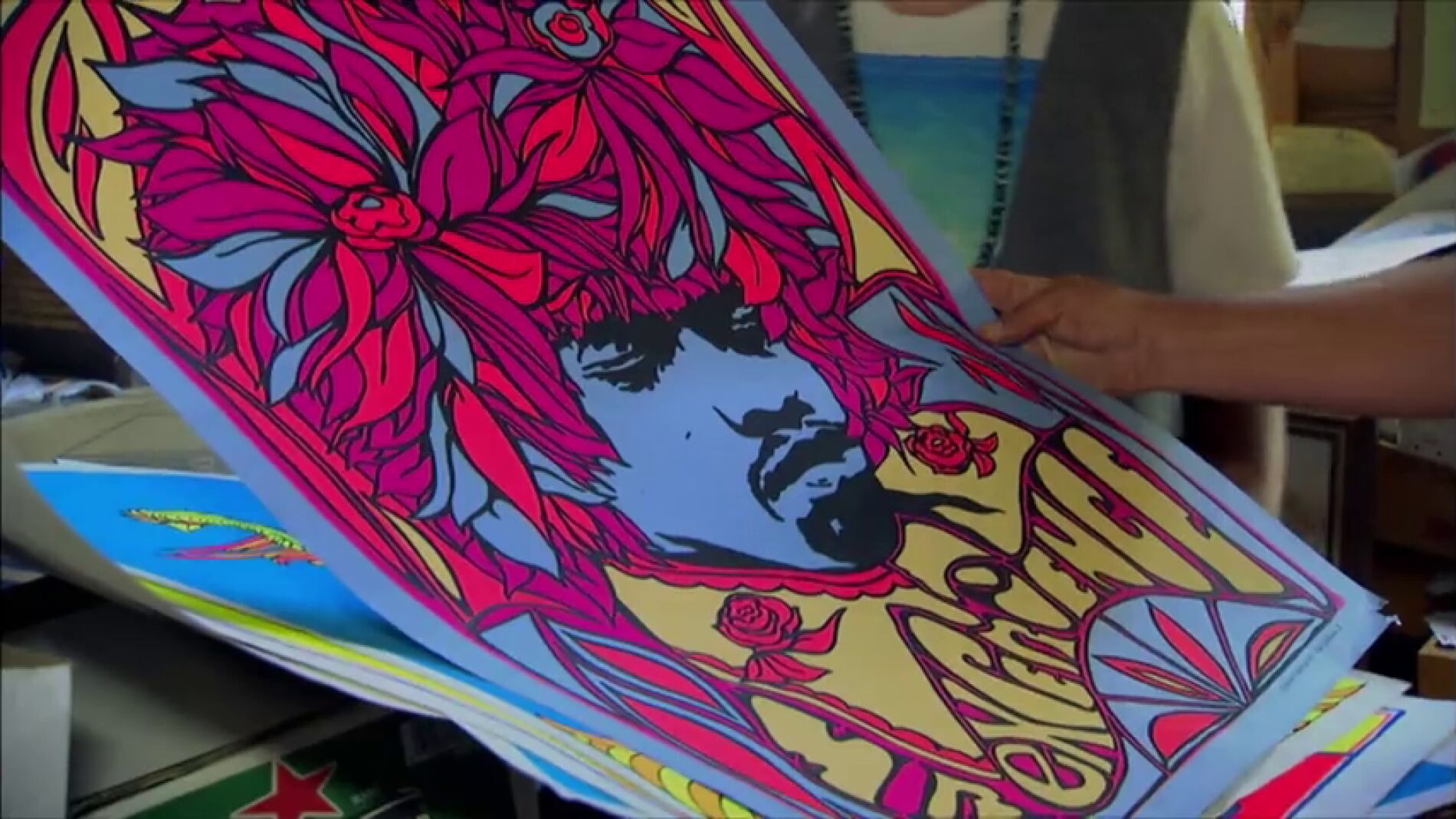 Unos carteles psicod&eacute;licos aparecen en una antigua caba&ntilde;a