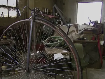 Un biciclo de principios del siglo XX que está listo para circular Un biciclo de principios del siglo XX que está listo para circular