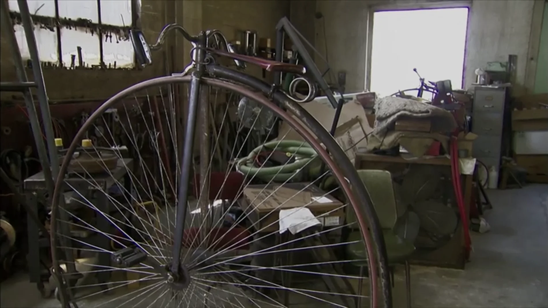 Un biciclo de principios del siglo XX que está listo para circular