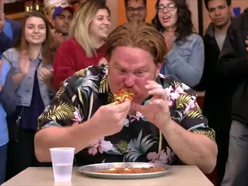 Casey recibe el apoyo de alguien muy cercano para superar el reto de esta pizza super picante Casey recibe el apoyo de alguien muy cercano para superar el reto de esta pizza super picante