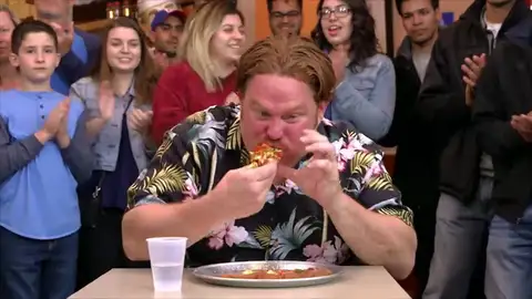 Casey recibe el apoyo de alguien muy cercano para superar el reto de esta pizza super picante Casey recibe el apoyo de alguien muy cercano para superar el reto de esta pizza super picante