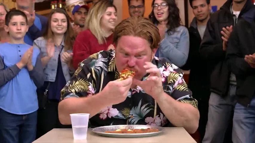 Casey recibe el apoyo de alguien muy cercano para superar el reto de esta pizza super picante Casey recibe el apoyo de alguien muy cercano para superar el reto de esta pizza super picante