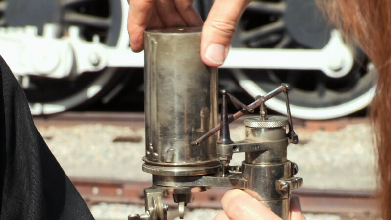 Dave encuentra en un trastero unos curiosos objetos para amantes de los trenes antiguos
