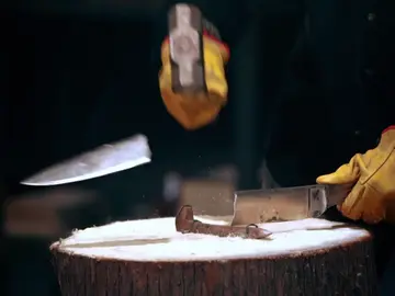 La prueba que destruye dos cuchillos en el primer impacto La prueba que destruye dos cuchillos en el primer impacto