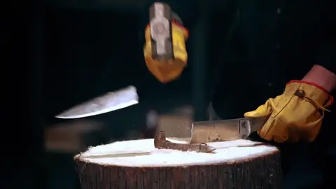La prueba que destruye dos cuchillos en el primer impacto La prueba que destruye dos cuchillos en el primer impacto