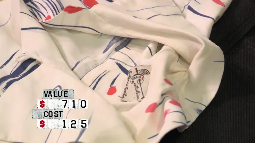 Impresionadas con el valor de las camisas hawaianas de su trastero 