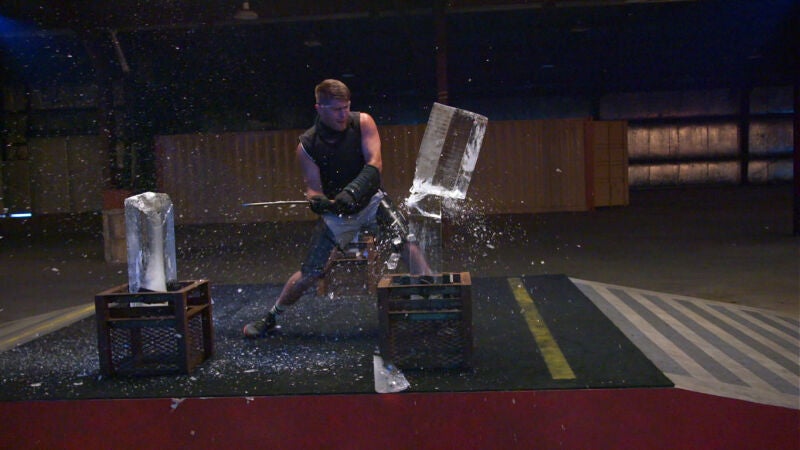 Este marine viene a demostrar lo que su cuchillo puede hacer