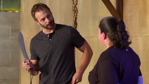 Buscando la aprobación de Travis Forjado a Fuego: Cuchillo o muerte